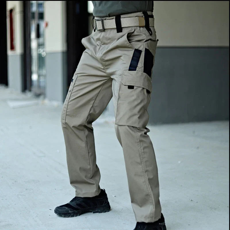 Cargohose mit mehreren Taschen und verstärkten Kniepaneelen