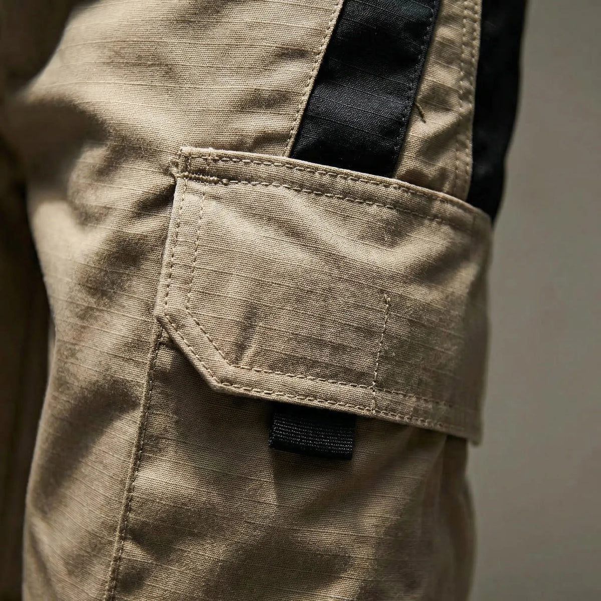 Cargohose mit mehreren Taschen und verstärkten Kniepaneelen