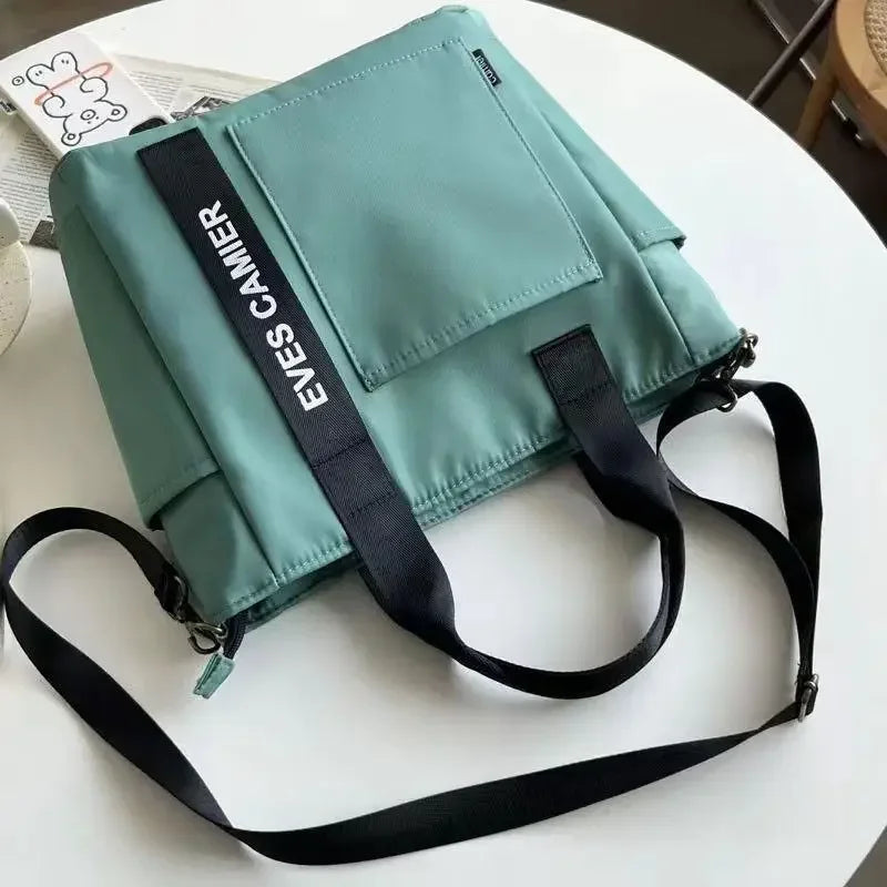 Große Shopper-Tasche mit wasserabweisendem Material und Seitenfach für Flaschen
