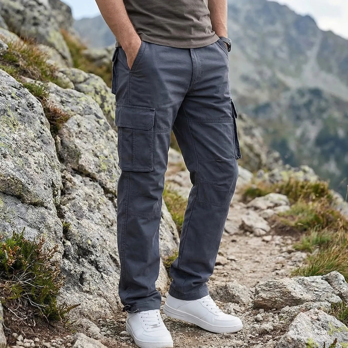 Herrencargohose mit mehreren Klapptaschen und geradem Schnitt
