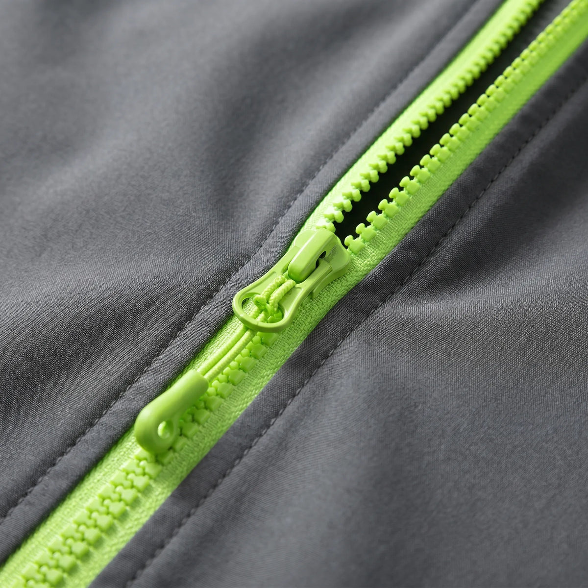 Wasserabweisende Windbreaker-Jacke mit verstellbarer Kapuze und Taschen