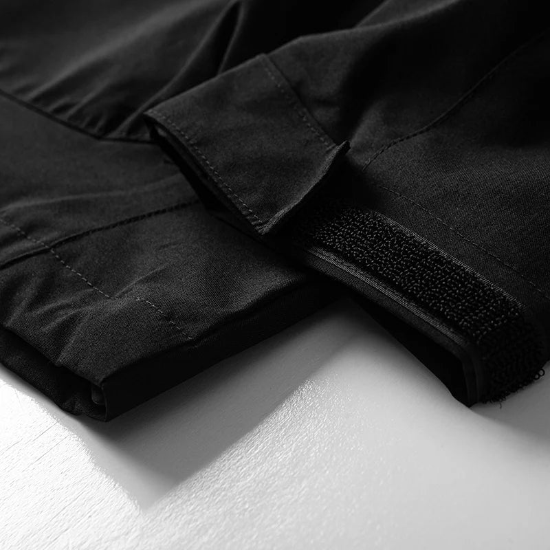 Wasserabweisende Windbreaker-Jacke mit verstellbarer Kapuze und Taschen