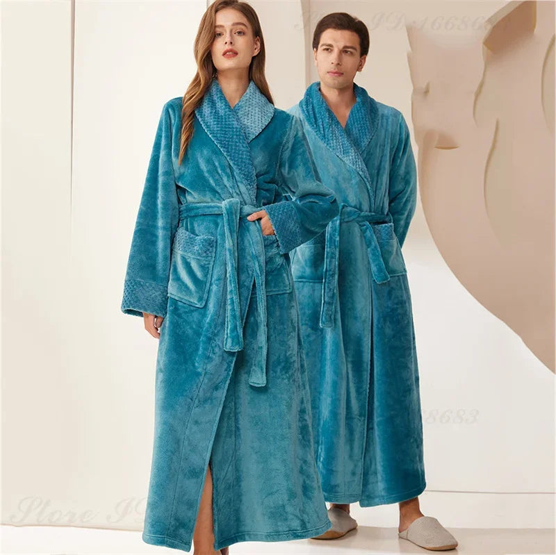 Langer Plüsch-Bademantel mit Schaltkragen, Vordertaschen und Wickelgürtel