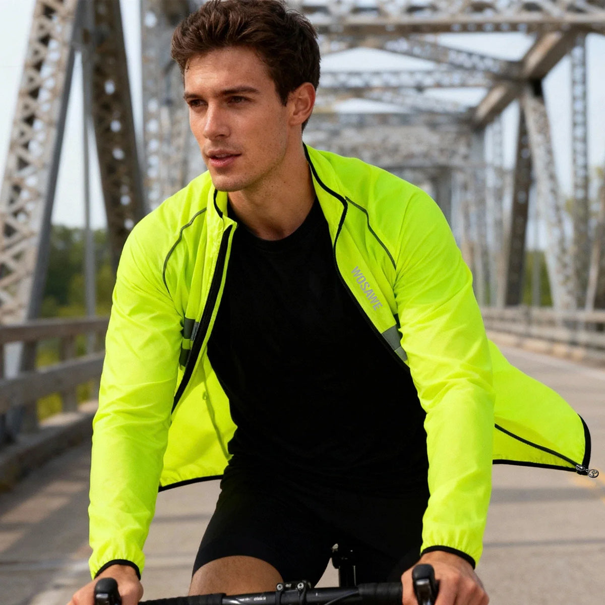 Leichte Fahrrad-Windbreaker mit reflektierenden Bruststreifen und verlängertem Rückenzipfel