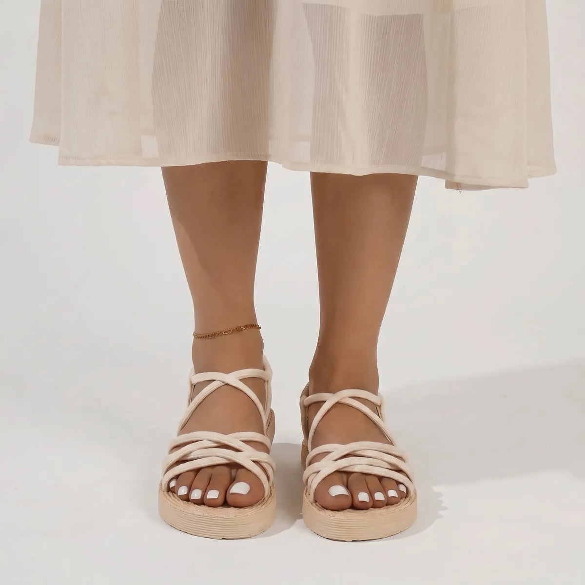 Plattform-Sommersandalen mit Kreuzriemen und elastischer Fersenkappe