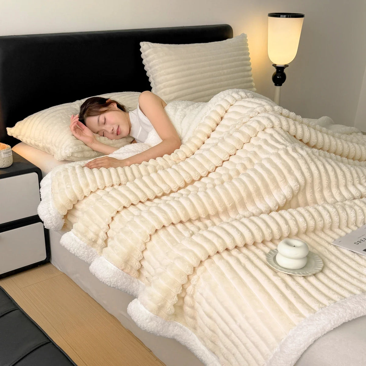 Dicke Plüsch-Wurfdecke Winter mit weichem Flor und Rippstruktur