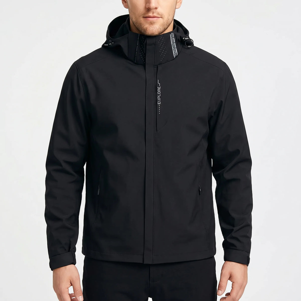 Leichte Kapuzen-Windbreaker mit verstellbaren Manschetten und Reißverschlusstaschen
