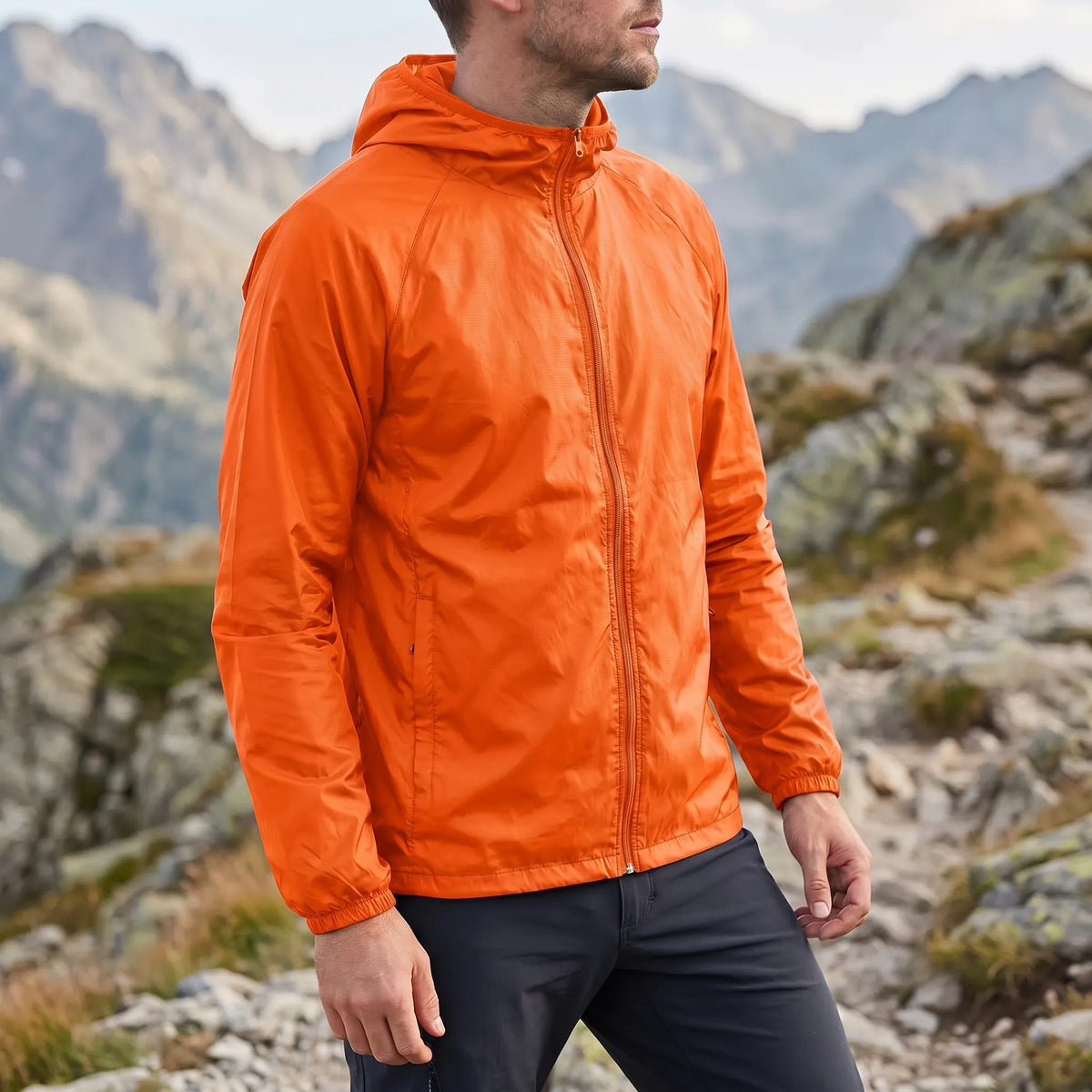 Leichte Windjacke mit Kapuze wasserabweisend und packbar