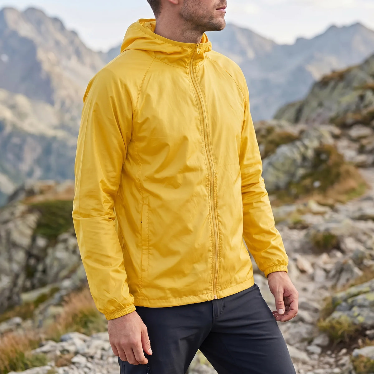 Leichte Windjacke mit Kapuze wasserabweisend und packbar