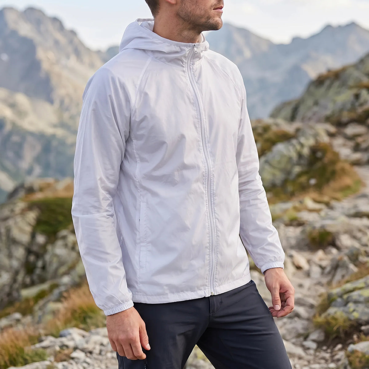 Leichte Windjacke mit Kapuze wasserabweisend und packbar