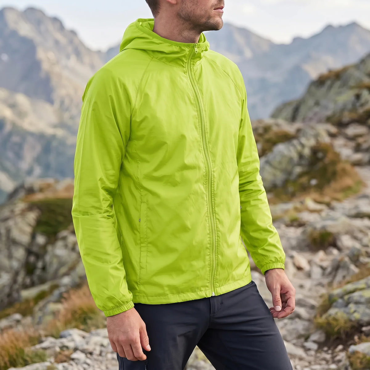 Leichte Windjacke mit Kapuze wasserabweisend und packbar