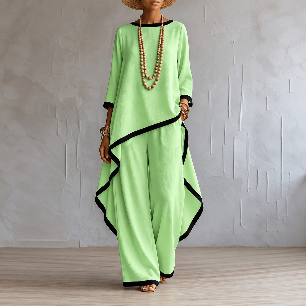 Set mit asymmetrischer Bluse, Bundfaltenhose und kontrastierenden Details