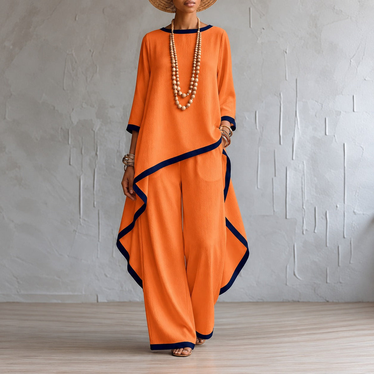 Set mit asymmetrischer Bluse, Bundfaltenhose und kontrastierenden Details