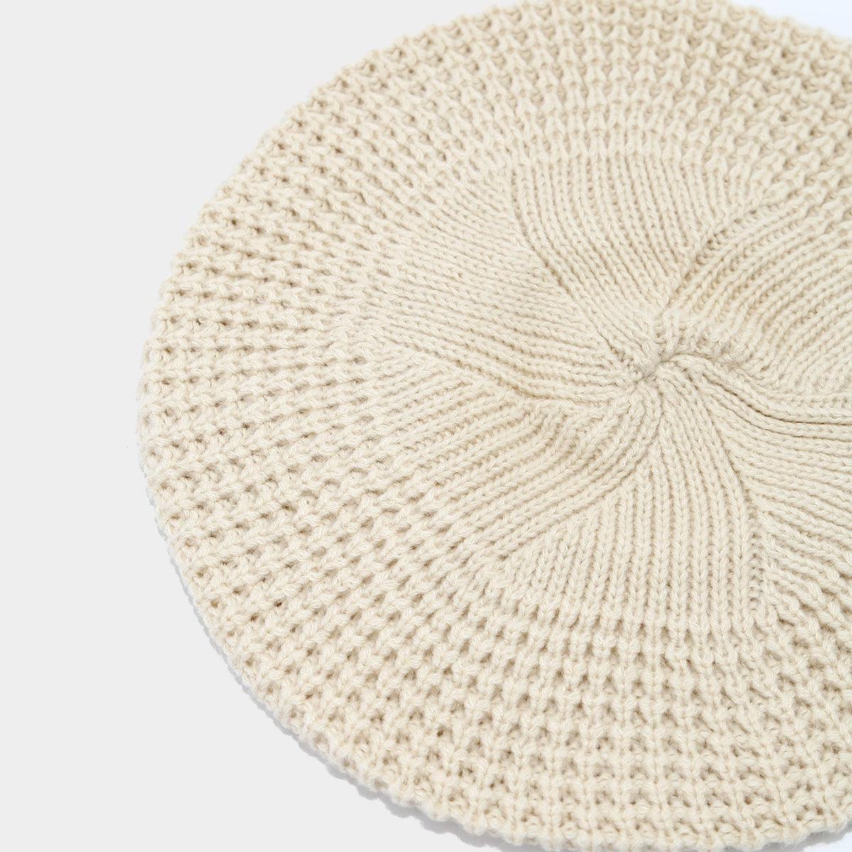 Schicke gestrickte Baskenmütze: Retro-Künstlerhut für Herbst/Winter