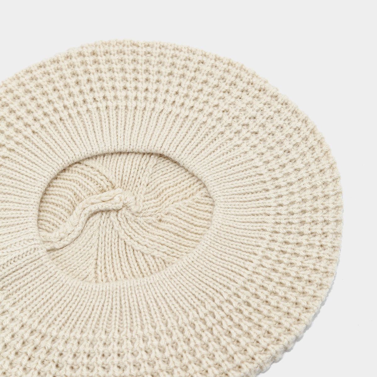 Schicke gestrickte Baskenmütze: Retro-Künstlerhut für Herbst/Winter