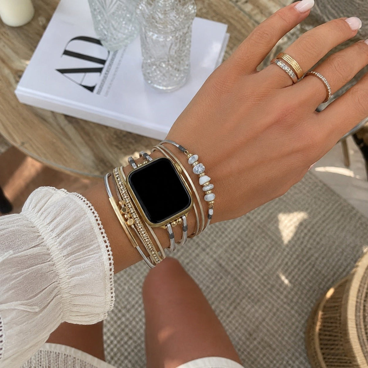 Damen-Uhrenarmband mit mehreren Kordeln, goldenen Details und grünen Steinen, elegantes Handgelenk-Accessoire