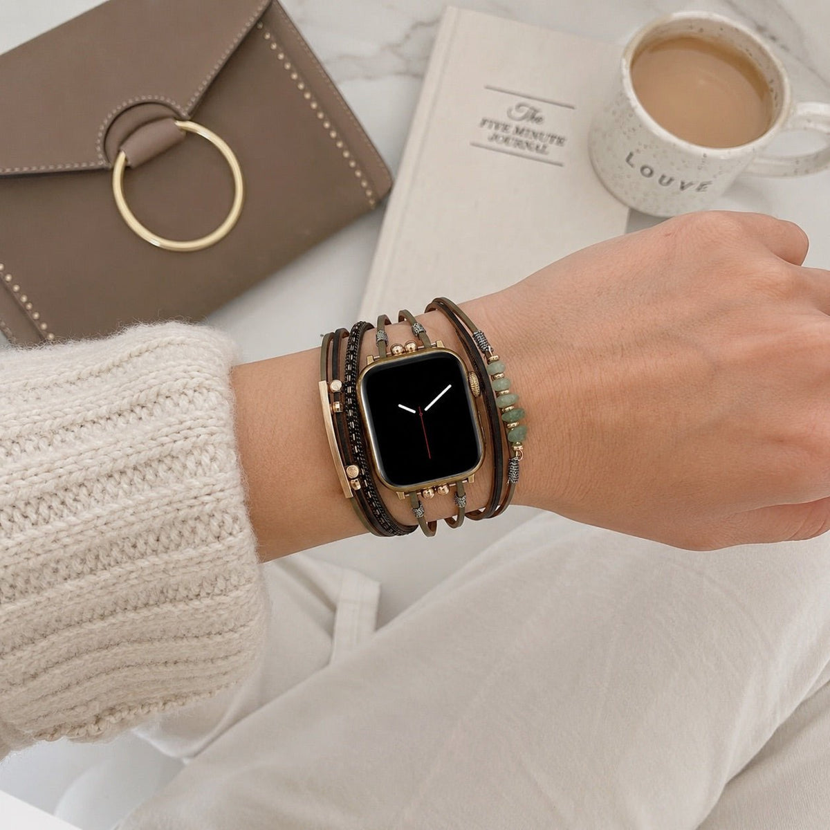Damen-Uhrenarmband mit mehreren Kordeln, goldenen Details und grünen Steinen, elegantes Handgelenk-Accessoire