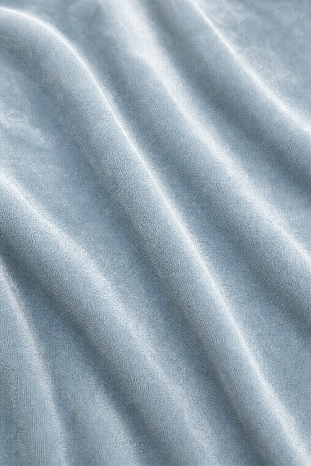Samt-Bluse mit Schleifenkragen in entspannter Passform
