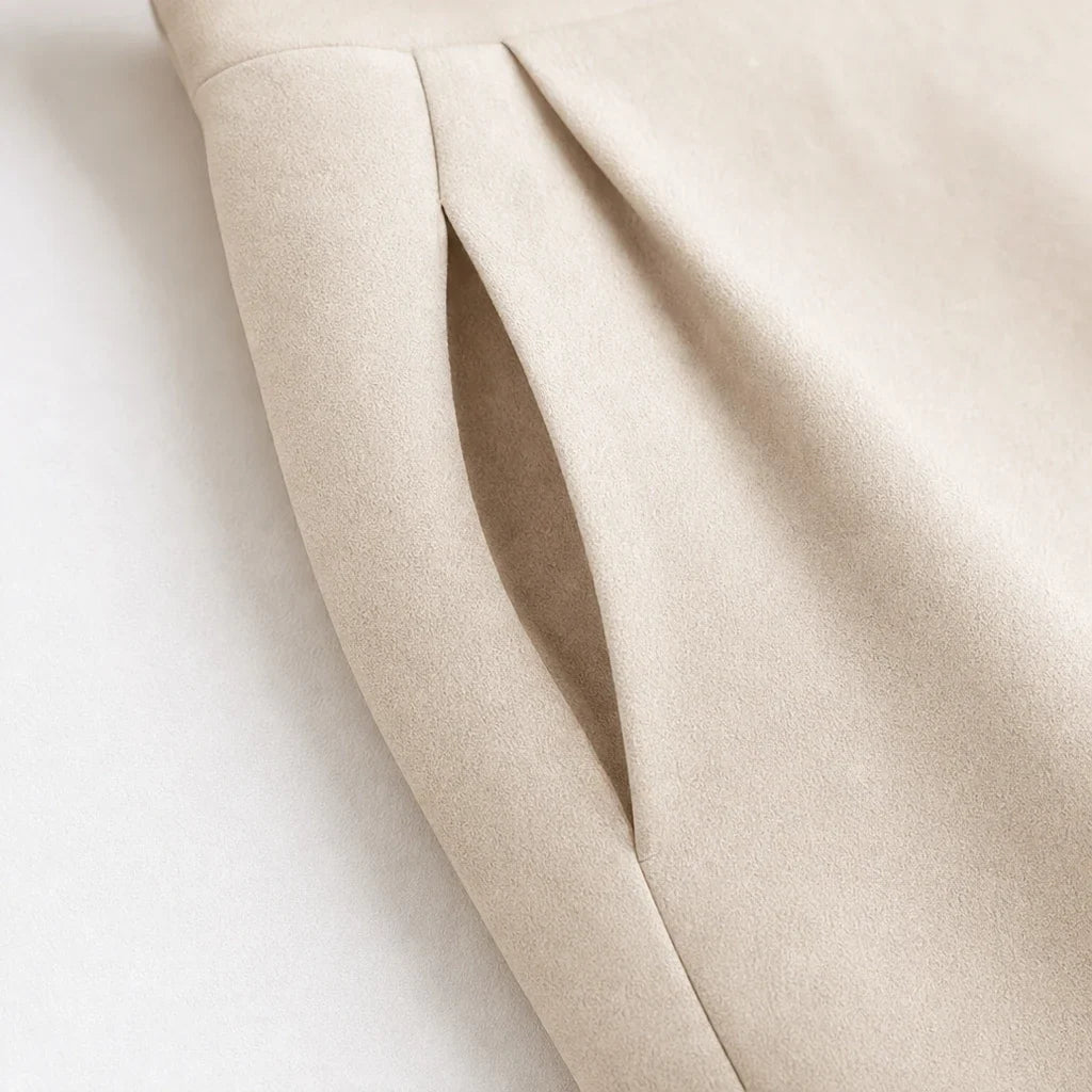 Etui-Kleid mit Drapage-Kragen und taillierter Schnittführung