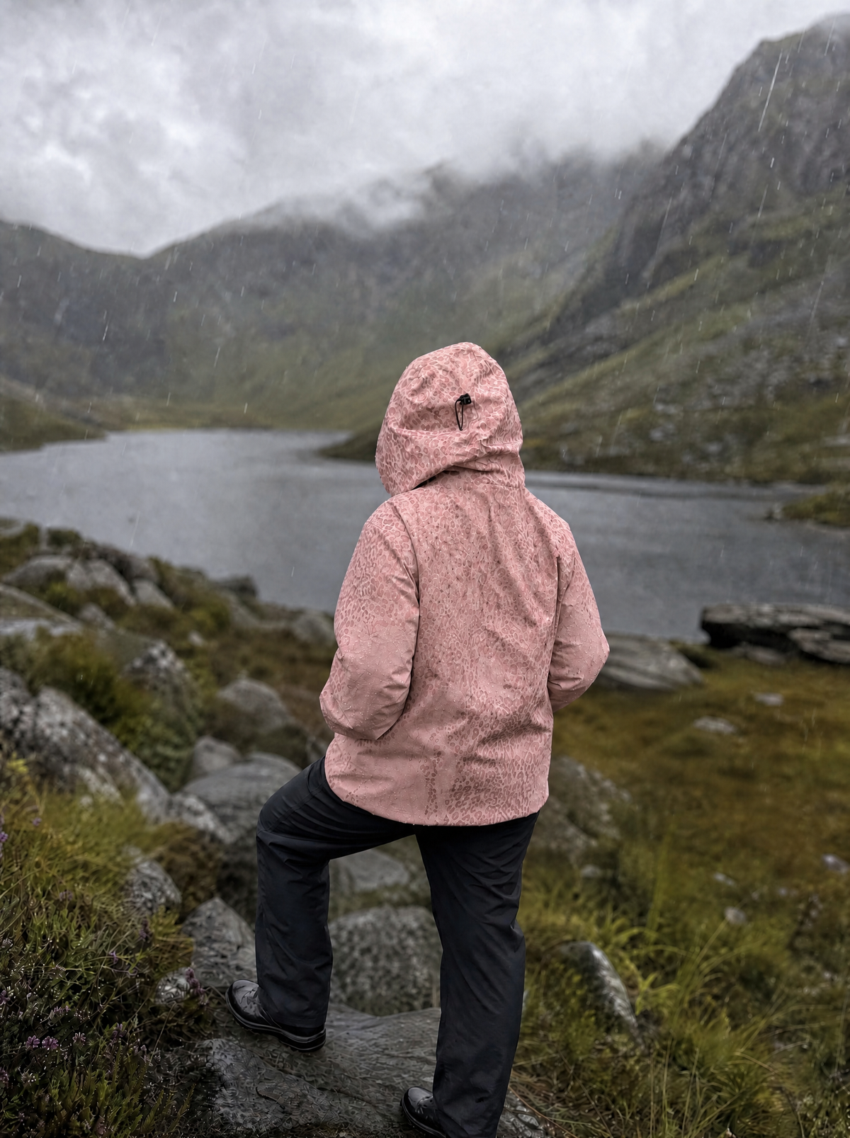 Regenjacke Damen mit verstecktem Leoparden-Print