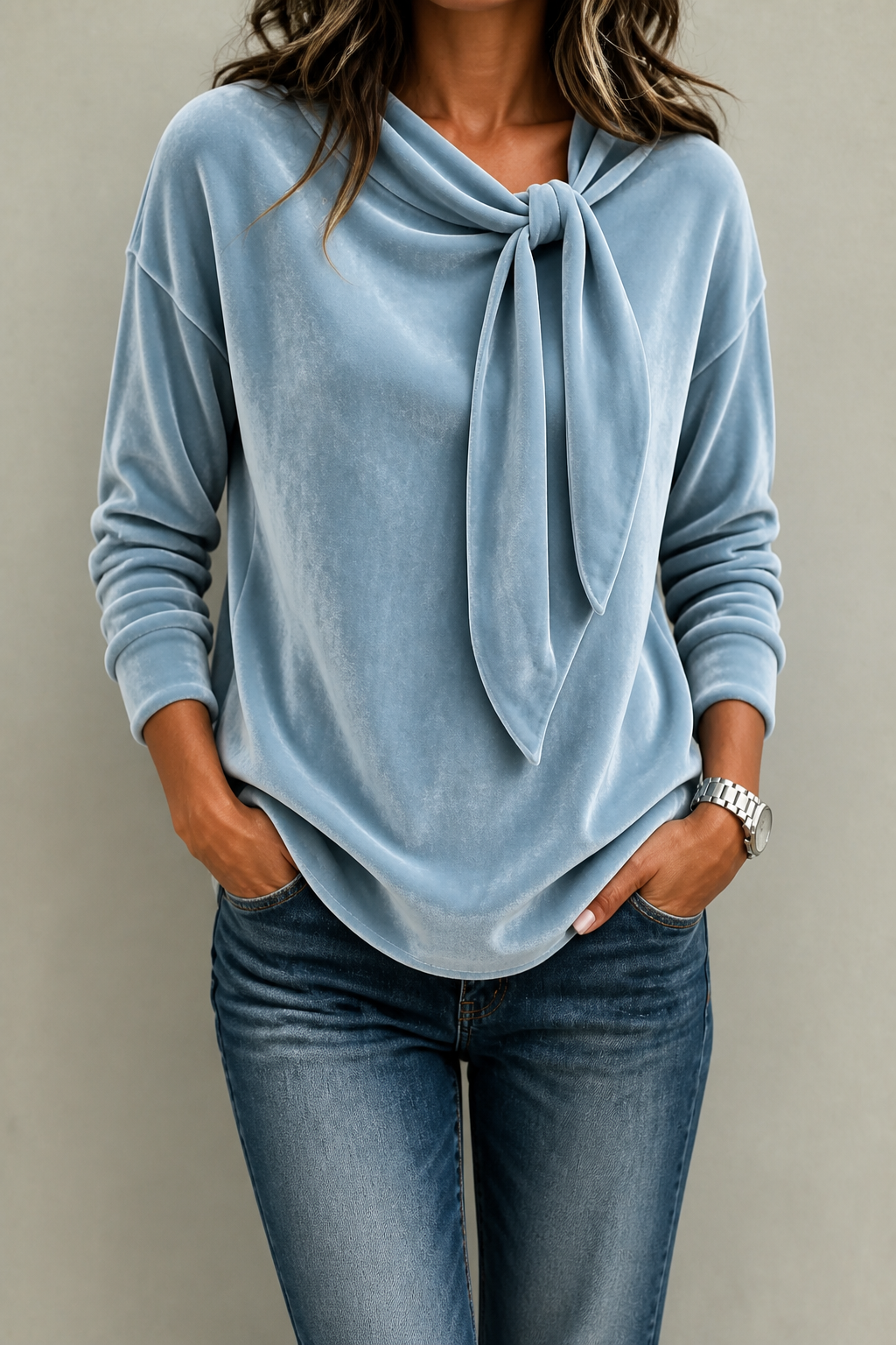 Samt-Bluse mit Schleifenkragen in entspannter Passform