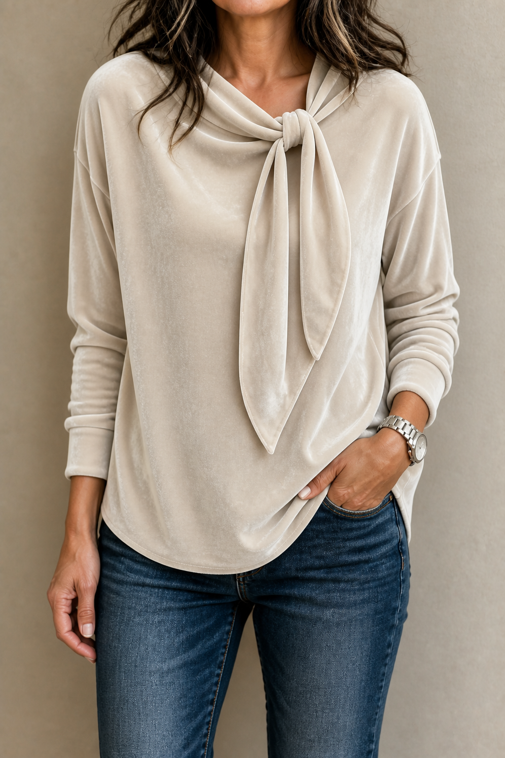 Samt-Bluse mit Schleifenkragen in entspannter Passform